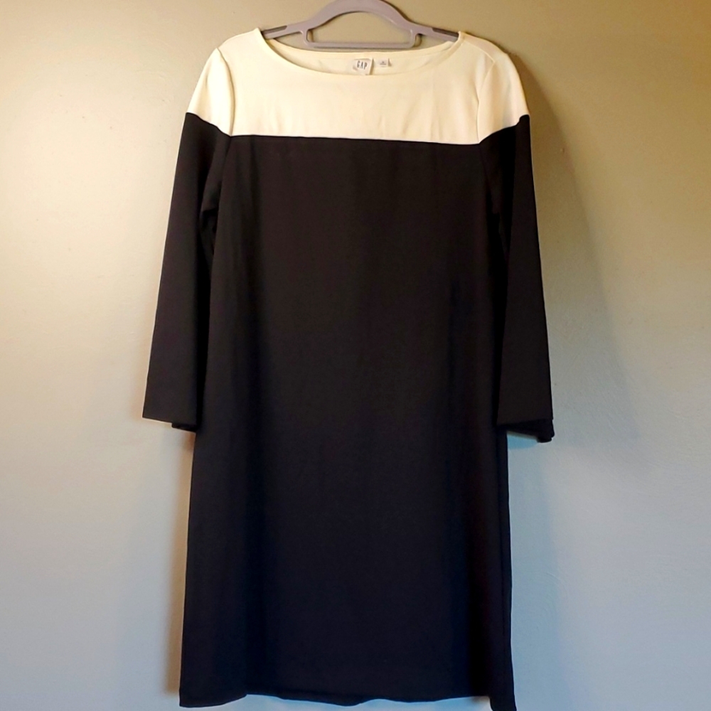 GAP women's dress. Black with cream, qtr length sleeves. Size large.